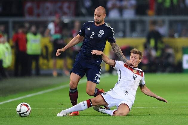 Fußball EM-Qualifikation Deutschland - Schottland am 07.09.2014 im Signal Iduna Park in Dortmund Alan Hutton ( Schottland ), links - Toni Kroos ( Deutschland ), rechts