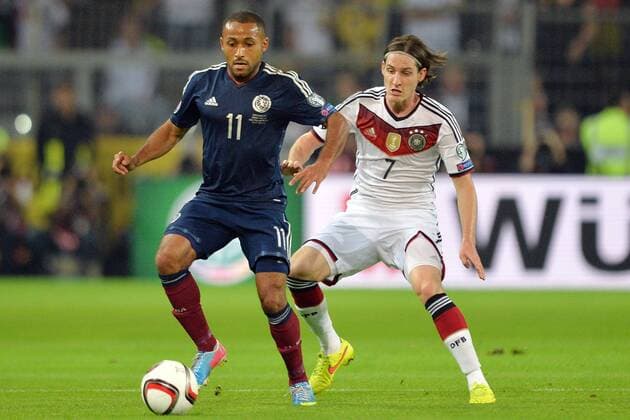 Deutschland vs. Schottland --- Fussball --- International --- 07.09.2014 Ikechi Anya (Schottland), links, Zweikampf gegen Sebastian Rudy (Deutschland), Freisteller, Aktion