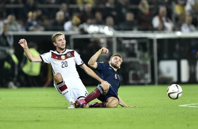 Zweikampf Aktion Christoph Kramer (GER) (links) gegen James Morrison (SCO) (rechts) DFB Länderspiel Deutschland gegen Schottland EM-Qualifikation Europameisterschaft Fußball Herren GER vs SCO Saison 2014 2015 Dortmund Signa Iduna Park 07.09.2014 DFB Länderspiel Deutschland gegen Schottland EM Qualifikation