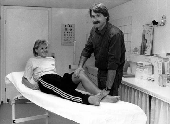 DDR Schwimmlegende Roland Matthes behandelt als Arzt Anja Fichtel (BR Deutschland) im Olympiastützpunkt der bundesdeutschen Fechter in Tauberbischofsheim