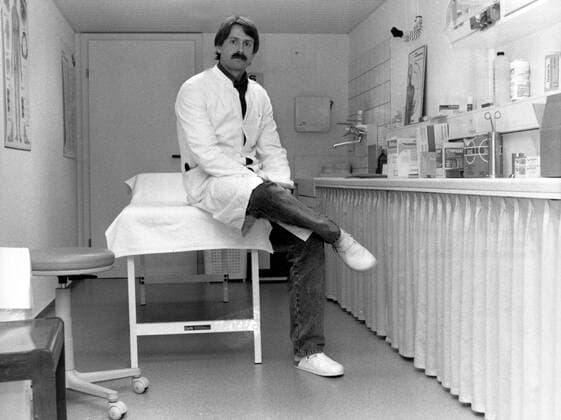DDR Schwimmlegende Roland Matthes behandelt als Arzt im Olympiastützpunkt der bundesdeutschen Fechter in Tauberbischofsheim
