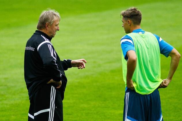 Im Gespräch - Trainer Horst Hrubesch (li.) und Niklas Stark (Deutschland) - Abschlusstraining Deutschland U 21 in der MDCC Arena in Magdeburg - Deutschland, Fußball, Mann, Männer,08.09.2014