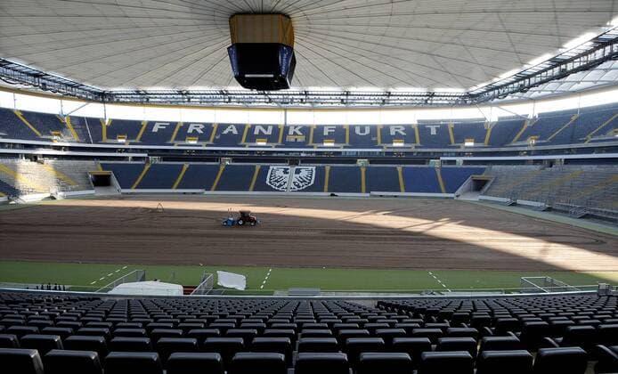 08.09.2014, xfux, Fussball, 1.Bundesliga, Eintracht Frankfurt Training, v.l. Verlegung neuer Rasen in der Commerzbank Arena