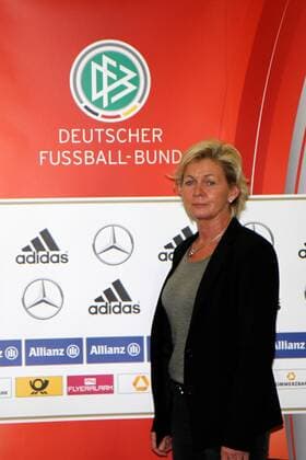 09.09.2015 Frankfurt, DFB-Zentrale Pressekonferenz Frauen-Nationalmannschaft vor den Qualifikationsspielen zur WM 2015 in Kanada Pressekonferenz mit Bundestrainerin Silvia Neid hier vor der Medienwand