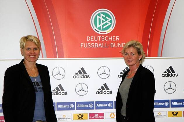 09.09.2015 Frankfurt, DFB-Zentrale Pressekonferenz Frauen-Nationalmannschaft vor den Qualifikationsspielen zur WM 2015 in Kanada Pressekonferenz mit Bundestrainerin Silvia Neid und Managerin Doris Fitschen hier vor der Medienwand