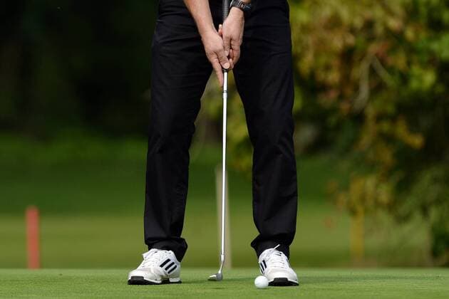 Stiftungs-Trophy Borussia Mönchengladbach --- Golf --- Charity --- 05.09.2014 Allgemein, ein Golfspieler mit Golfschläger, Golfschlaeger und Golfball auf dem Green, Rasen, Schuhe Adizero von Adidas, Feature, Hinterleger, Hintergrund, Symbolfoto, Symbolbild