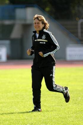 09.09.2015 Neu-Isenburg Training Frauen-Nationalmannschaft vor den Qualifikationsspielen zur WM 2015 in Kanada Aktion, Freisteller Co-Trainerin Ulrike Ballweg (DFB)