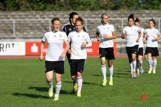 09.09.2015 Neu-Isenburg Training Frauen-Nationalmannschaft vor den Qualifikationsspielen zur WM 2015 in Kanada Aktion Melanie Behringer und Babett Peter führen die Gruppe an