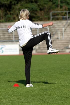 09.09.2015 Neu-Isenburg Training Frauen-Nationalmannschaft vor den Qualifikationsspielen zur WM 2015 in Kanada Bundestrainerin Silvia Neid (DFB) macht die Übung vor