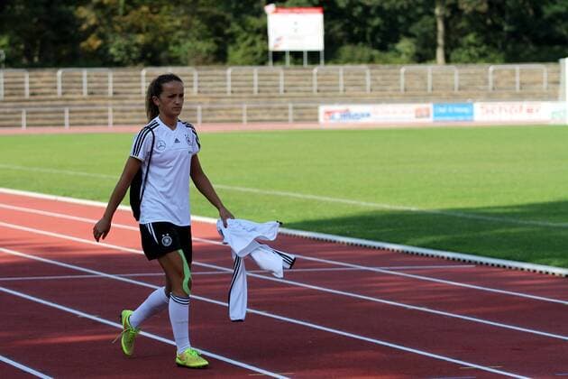 09.09.2015 Neu-Isenburg Training Frauen-Nationalmannschaft vor den Qualifikationsspielen zur WM 2015 in Kanada Einzelbild Fatmire Alushi (DFB)