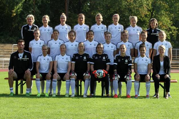 09.09.2015 Frankfurt, Sportpark Neu-Isenburg Mannschaftsfoto Frauen-Nationalmannschaft vor den Qualifikationsspielen zur WM 2015 in Kanada Hinten Neid, Huth, Mittag, Alushi, Cramer, Hendrich, Kemme, Ballweg, Mitte Laudehr, Krahn, Peter, Marozsan, Linden Leupolz Faißt, Henning. Vorne Fuchs, Goeßling, Behringer, Schult, Angerer, Benkarth, Sasic, Fitschen