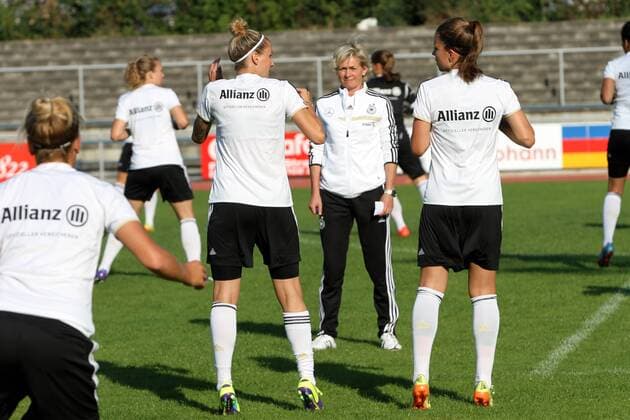 09.09.2015 Neu-Isenburg Training Frauen-Nationalmannschaft vor den Qualifikationsspielen zur WM 2015 in Kanada Aktion Bundestrainerin Silvia Neid (DFB) schaut wohlwollend auf ihre Spielerinnen