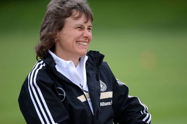 10.09.2015 Frankfurt, Commerzbankarena Training Frauen-Nationalmannschaft vor den Qualifikationsspielen zur WM 2015 in Kanada Einzelbild DFB-Co-Trainerin Ulrike Ballweg, lächelnd,gut gelaunt