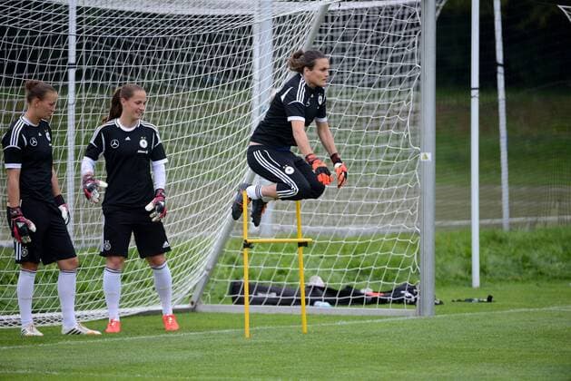 10.09.2015 Frankfurt, Commerzbankarena Training Frauen-Nationalmannschaft vor den Qualifikationsspielen zur WM 2015 in Kanada Aktion, Die DFB-Torfrauen Almuth Alma Schult, und Laura Benkarth schauen Nadine Angerer zu