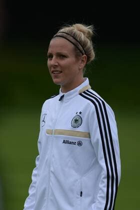 10.09.2015 Frankfurt, Commerzbankarena Training Frauen-Nationalmannschaft vor den Qualifikationsspielen zur WM 2015 in Kanada Einzelbild Svenja Huth lächelnd