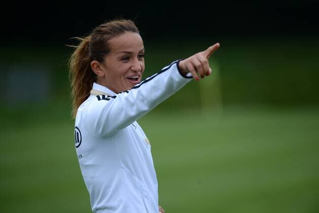 10.09.2015 Frankfurt, Commerzbankarena Training Frauen-Nationalmannschaft vor den Qualifikationsspielen zur WM 2015 in Kanada Aktion, Freisteller Fatmire Lira Alushi gut gelaunt zeigt mit dem Finger