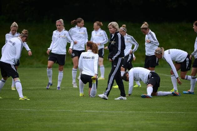 10.09.2015 Frankfurt, Commerzbankarena Training Frauen-Nationalmannschaft vor den Qualifikationsspielen zur WM 2015 in Kanada Aktion mit grimmiger Miene läuft Bundestrainerin Silvia Neid an ihren Spielerinnen vorbei