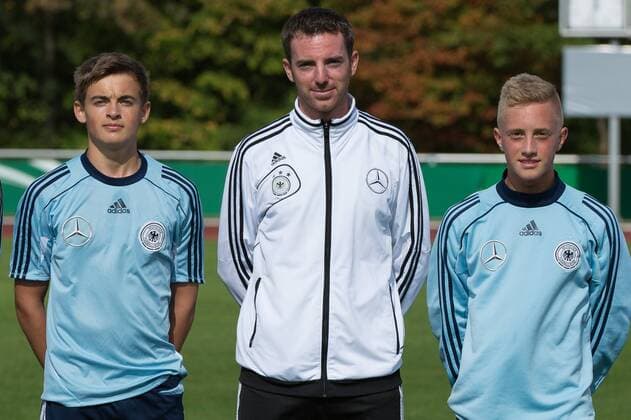 DFB U16 Training - 11.09.2014 11.09.2014, Fritz Detmar Stadion, Lohne, Jano Baxmann (Werder Bremen) Meikel Schönweitz( Trainer U16) Dominic Cyriacks (Werder Bremen) und Trainiertem nphxKokenge