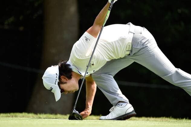 Kevin Na inspects his ball before teeing No. 3 during the first round of the PGA Golf Herren Tour Championship on September 11, 2014 at East Lake Golf Club in Atlanta. The sport s top players are competing for a chance to win the FedExCup and a $10 million bonus.  AJP2014091102