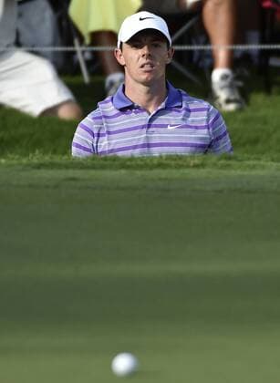 Rory McIlroy watches his bunker stroke land on No. 18 during the first round of the PGA Golf Herren Tour Championship on September 11, 2014 at East Lake Golf Club in Atlanta. The sport s top players are competing for a chance to win the FedExCup and a $10 million bonus.  AJP2014091131