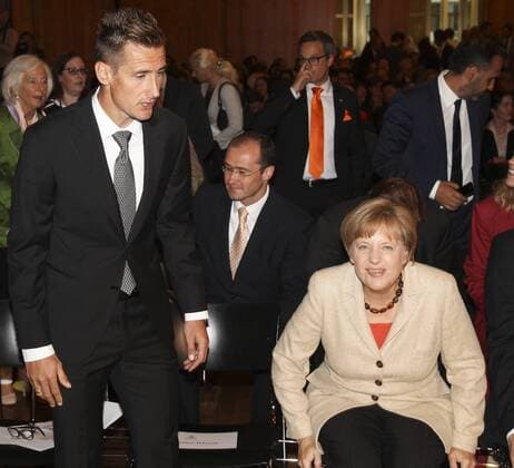 Miroslav Klose erhält von Angela Merkel, Bundeskanzlerin und Schirmherrin, den Integrationspreis Goldene Victoria der Deutschlandstiftung im Auswärtigen Amt am 11.09.2014 in Berlin. Miroslav Klose erhält Integrationspreis Goldene Victoria in Berlin