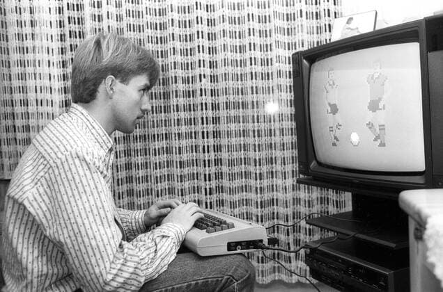 Hans Dieter Flick (FC Bayern München) spielt an seinem Commodore 64 Computer International Soccer