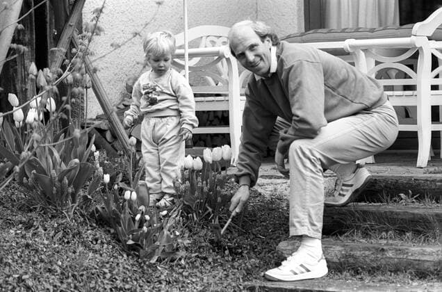 Dieter Hoeneß (FC Bayern München) mit Sohn Sebastian im Garten