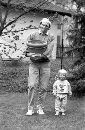 Dieter Hoeneß (FC Bayern München) mit Sohn Sebastian im Garten