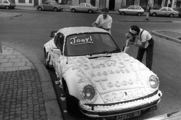 Der Porsche von Dieter Hoeneß (FC Bayern München) wird von zwei -Fans- mit Sahne verziert