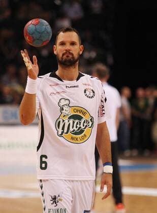 Jens Tiedtke (Wetzlar n6), (Im Bild von links nach rechts) HSV Hamburg - HSG Wetzlar, Handball, HBL, 13.09.2014 EP_odm