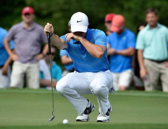 Rory McIlroy wipes his face as he reads the green on No. 8 where he scores par during the third round of the PGA Golf Herren Tour Championship at East Lake Golf Club on September 13, 2014, in Atlanta.  AJP2014091319