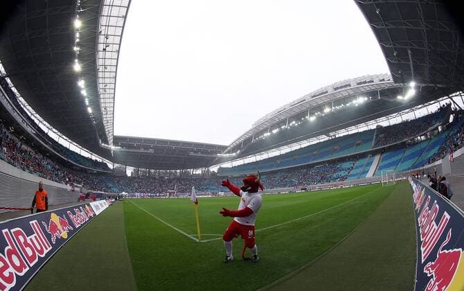 Blick in die Arena, im Vordergrund das Maskottchen der RB leipzig RB Leipzig