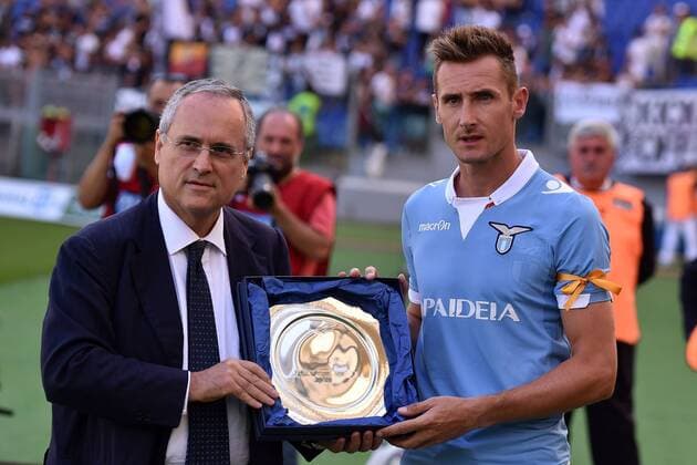 Miroslav Klose receives an award for his career from Lazio president Claudio Lotito. Roma 14-09-2014 Stadio Olimpico, Football Calcio Serie A Lazio. andreaxstaccioli