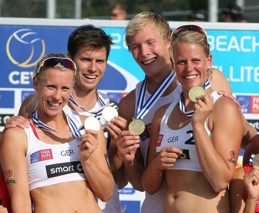 Stuttgart Volleyball Stuttgart Beach Open 2014 Finale, v.l. Karla Borger, Malte Stiel, Philipp Bergmann und Britta Büthe mit ihren Goldmedaillen