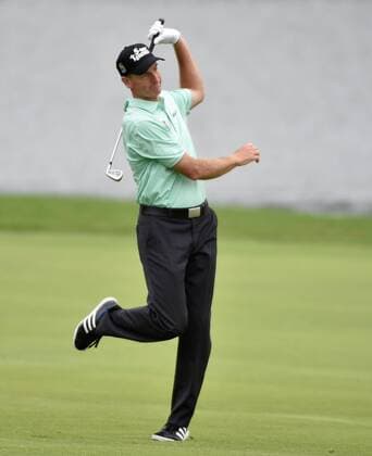 Jim Furyk uses body english after his fairway stroke on No. 17 during the final round of the PGA Golf Herren Tour Championship at East Lake Golf Club on September 14, 2014, in Atlanta.  AJP2014091431
