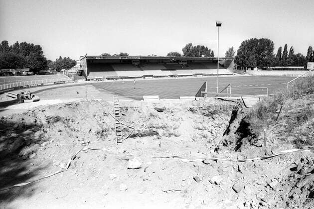 Fußball, Stadiongeschichte SV Darmstadt 98 Baugrube für den Einbau der Flutlichtanlage im Stadion am Böllenfalltor in Darmstadt
