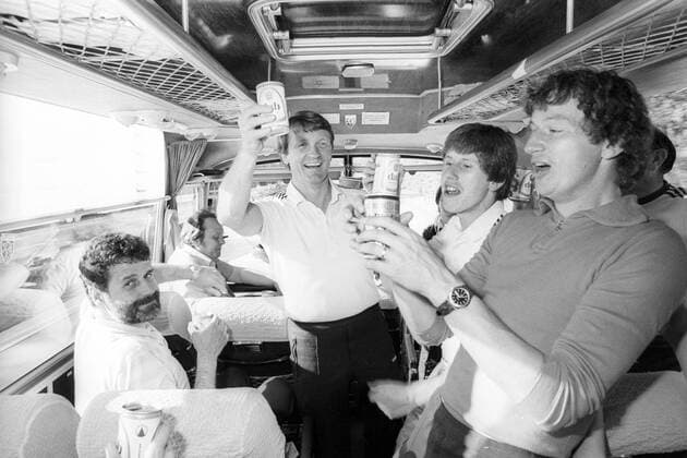 Der SV Darmstadt 98 steigt in die 1. Bundesliga auf: Die Mannschaft feiert auf dem Heimweg im Bus, v.li.: Masseur Mario Arbini, Trainer Werner Olk, Rudolf Collet und Willi Wagner