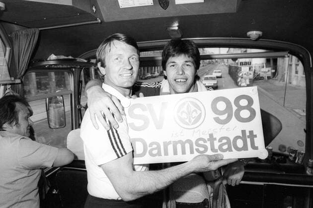 Der SV Darmstadt 98 steigt in die 1. Bundesliga auf: Die Mannschaft feiert auf dem Heimweg im Bus, Trainer Werner Olk (li.) und Torwart Dieter Rudolf