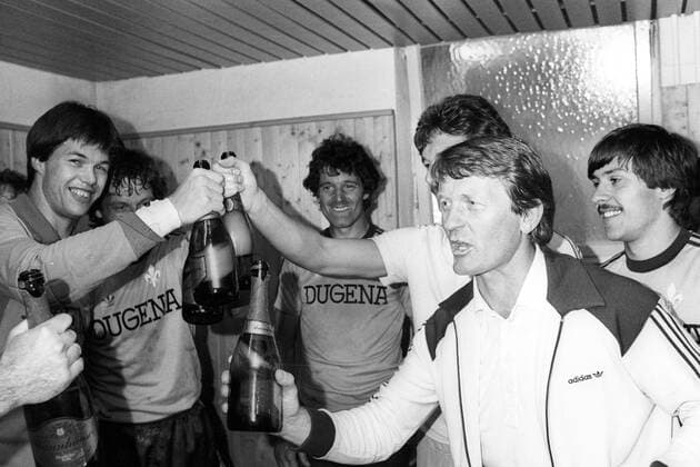 Der SV Darmstadt 98 steigt in die 1. Bundesliga auf: Die Mannschaft feiert in der Kabine, li.: Torwart Dieter Rudolf, 2.v.re.: Trainer Werner Olk