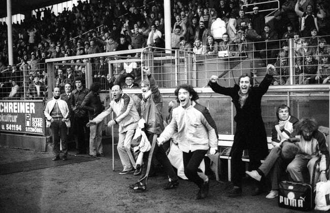 Fußball, Trainerhistorie, FSV Frankfurt FSV Frankfurt - SV Darmstadt 98: Jubel auf der Frankfurter Bank, 3.v.re.: Trainer Dietmar Schwager