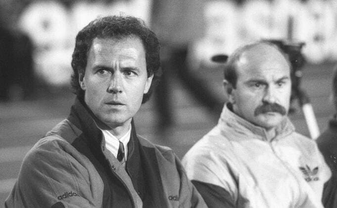 Teamchef Franz Beckenbauer (li.) mit Co Trainer Horst Köppel am 15. Oktober 1985 beim Fußball-Länderspiel Deutschland gegen Portugal in Stuttgart