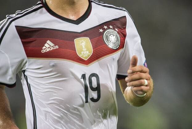 neues Trikot von Mario GÖTZE, GER, Nr. 19, mit Vier Sternen, Stern, 4,, Adidas, Brust, Fussball Nationalmannschaft, EM-Qualifikation