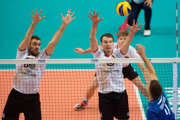 16.09.2014, Spodek, Kattowitz Volleyball, FIVB Volleyball Men s World Championship 2014, 3. Runde, Deutschland (GER) vs. Frankreich (FRA) Block Doppelblock Tim Broshog ( 15 GER), Denis Kaliberda ( 6 GER) - Angriff Antonin Rouzier ( 4 FRA)