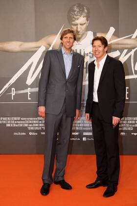Dirk Nowitzki und Uwe Krupp bei der Nowitzki - Der perfekte Wurf Kinopremiere am 16.09.14 in Köln Nowitzki - Der perfekte Wurf Kinopremiere in Köln, 2014 
