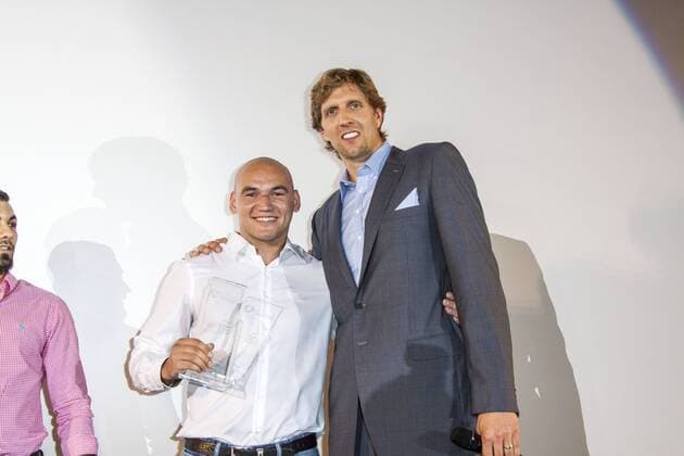Verleihung des Dirk Nowitzki Stiftungspreises bei der Weltpremiere von Nowitzki - Der perfekte Wurf im Cinedom am 16.09.2014 in Köln. Weltpremiere von Nowitzki - Der perfekte Wurf in Köln