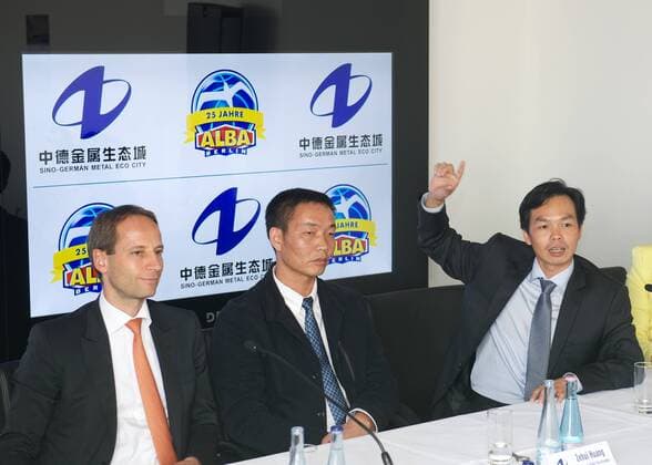 Basketball Berlin 16.09.2014 Saison 2014 2015 Alba Berlin Basketball Vorstellung neuer Trikot-Sponsor Hauptsponsor Zhong De Metal Group Dr. Axel Schweitzer (Alba Vorstandsvorsitzender) Zehui Huang (Direktor und stellvertretender Vorsitzender Zhong De Metal Group) Feizhou Liu (Direktor und Vizepräsident Zhong De Metal Group) vlnr.