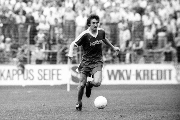 Kickers Offenbach - SV Darmstadt 98: Rudi Völler (Offenbach) am Ball