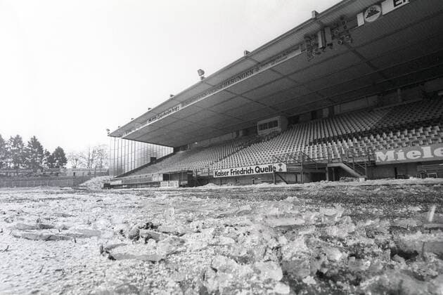 Fußball, Stadiongeschichte SV Darmstadt 98 Vereister Platz im Stadion am Böllenfalltor in Darmstadt