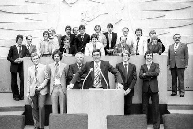 Die Mannschaft des SV Darmstadt 98 im hessischen Landtag in Wiesbaden, Trainer Lothar Buchmann am Rednerpult