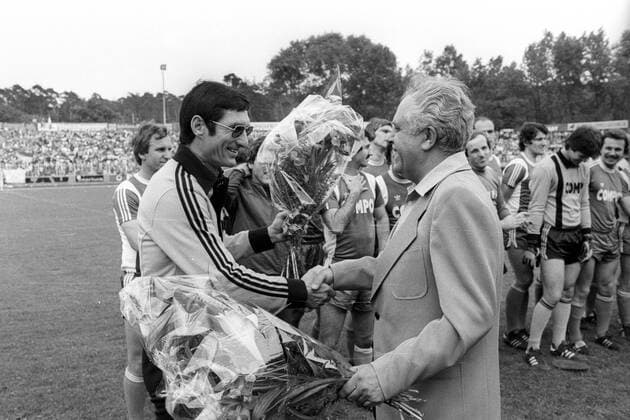 SV Darmstadt 98 - Stuttgarter Kickers: Präsident Georg Schäfer (re.) gratuliert Trainer Lothar Buchmann (beide Darmstadt) zum Aufstieg in die 1. Bundesliga